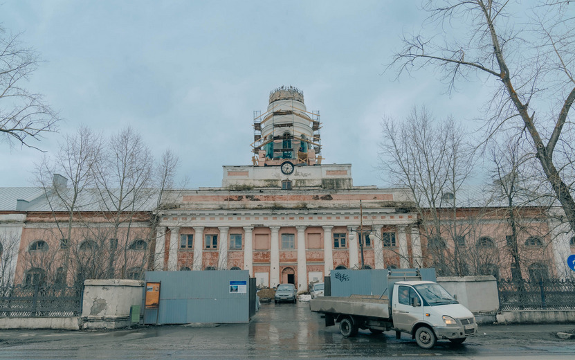 Фотофакт: башню главного корпуса оружейного завода в Ижевске обнесли лесами