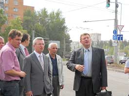 Алексей Гарипов (на фото справа) успел досрочно ввести в эксплуатацию Славянское шоссе, но получил «неуд» за межквартальные дороги