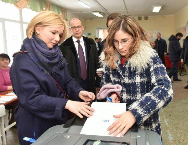 Глава Удмуртии вместе с женой и детьми проголосовал на выборах президента