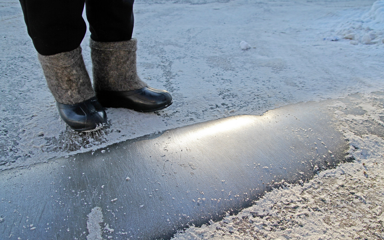 Электромеханик сломал ребра на скользких ступенях в Удмуртии