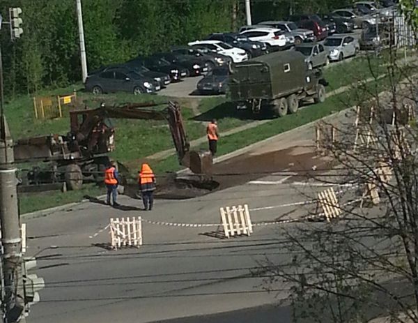 В Ижевске к 23 мая устранят провал асфальта на перекрестке Воткинского и Славянского шоссе