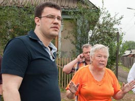 Сити-менеджер Ижевска Денис Агашин общается с жителями частного сектора на ул. Парашютной