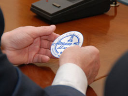 лого "Зенит-Ижевск" в руках представителя команды. Фото автора