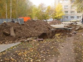 Теперь у жителей дома Кирова,112 другая головная боль: трубы поменяли, а перекопы открытые оставили