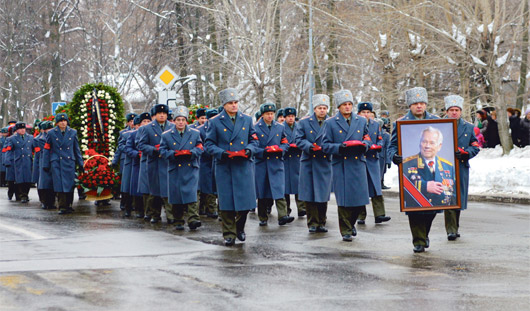 Гроб с телом Калашникова провезли траурной процессией по Ижевску. Фото: Эдуард Карипов