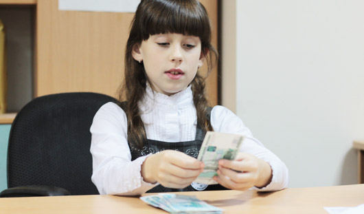 Специалисты уверяют: уже в 6-7 лет ребенка можно научить распоряжаться деньгами, доверяя ему делать несложные покупки и выдавая небольшую сумму на карманные расходы