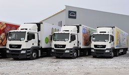 На бортах новых грузовиков - аппетитные фотографии продуктов питания, которые выпускают предприятия агрохолдинга «КОМОС ГРУПП»