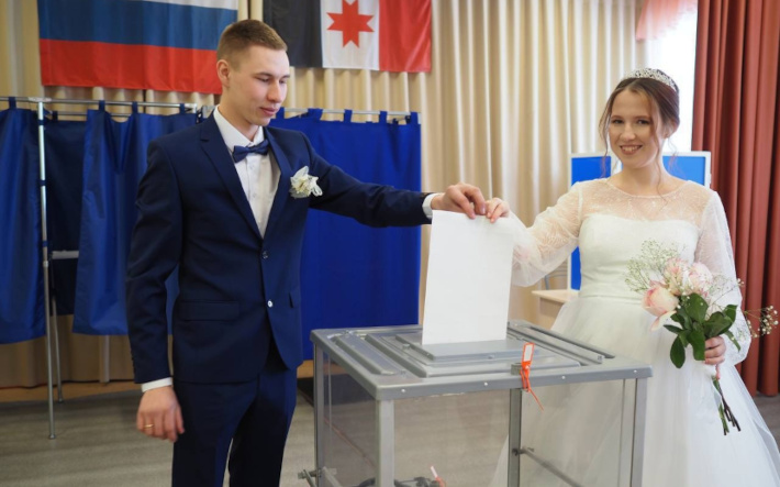 Выборы президента России в Удмуртии: костюмированные перформансы и голосующие долгожители