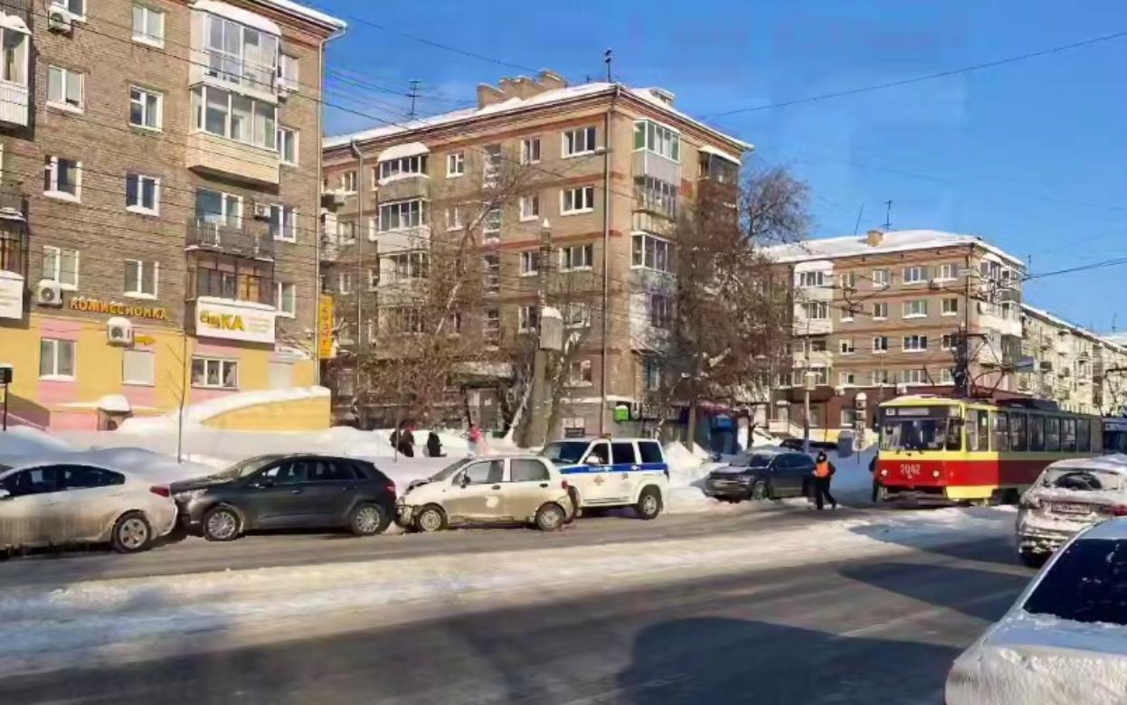 «Матиз» врезался в трамвай на ул. Ленина в Ижевске