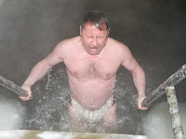Температура воды в крещенской проруби около + 4 градуса