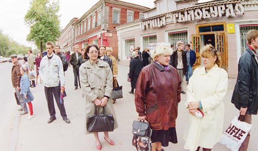 В начале 2000-х в этом здании по адресу: Горького, 74 был продуктовый магазин «Птица» (по-удмуртски - «Тылобурдо»). Сейчас здесь - салон сотовой связи
