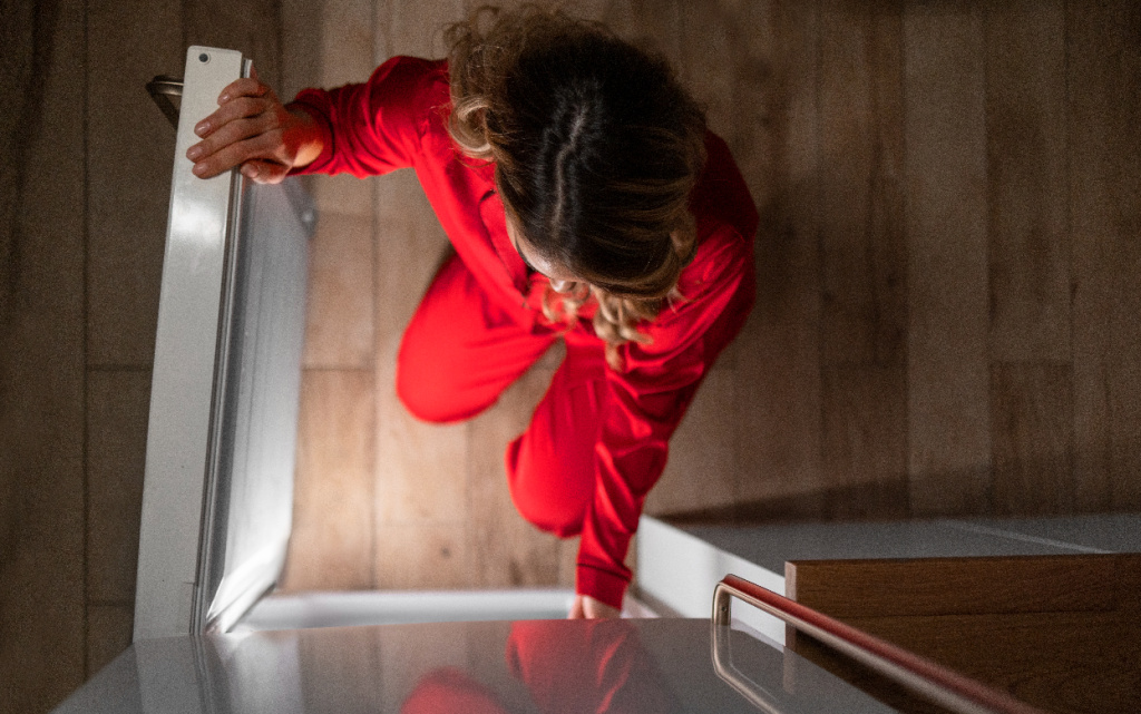 zensina-v-polnyi-rost-proveraet-holodil-nik-noc-u (1).jpg