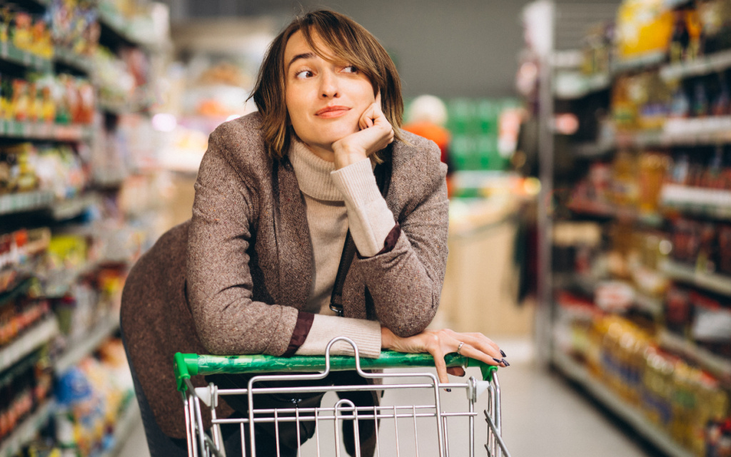 zensina-pokupki-v-produktovom-magazine (1).jpg