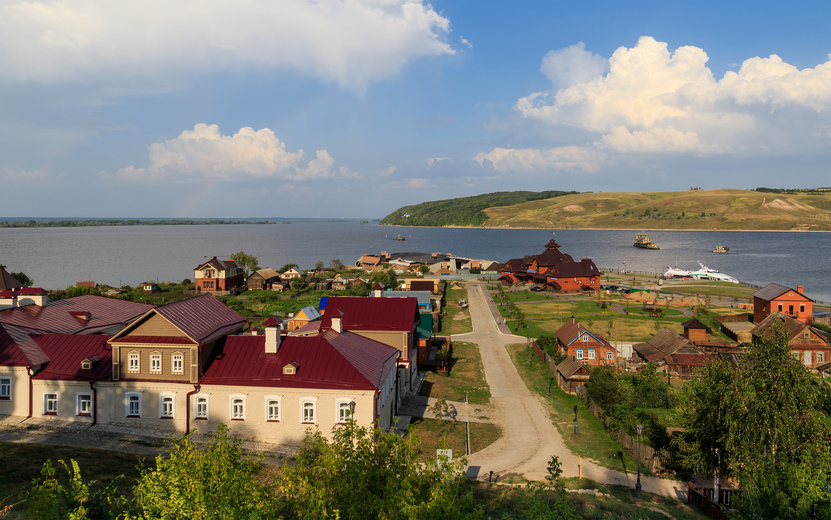 Sviyazhsk_Rozhdestvenskaya_Street_and_pier_08-2016_img1.jpg
