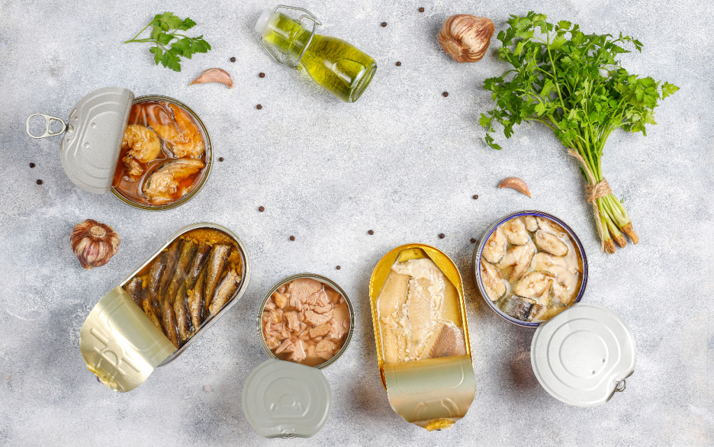 konservy-rybnye-v-zestanyh-bankah-losos-tunec-skumbria-i-sproty (1).jpg