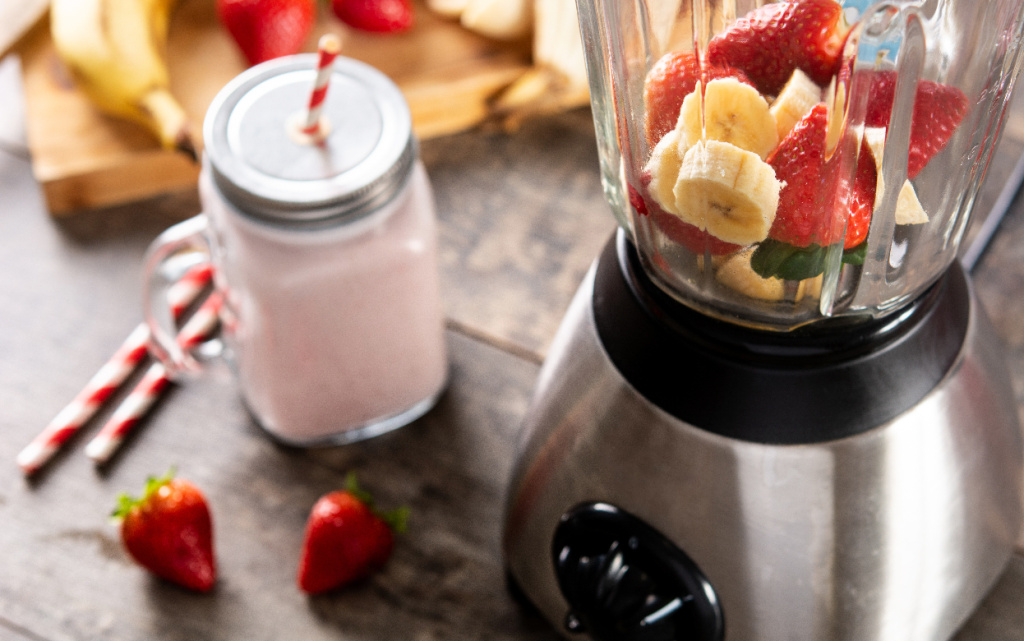 prigotovlenie-klubnicno-bananovogo-smuzi-v-miksere-na-derevannom-stole (1).jpg