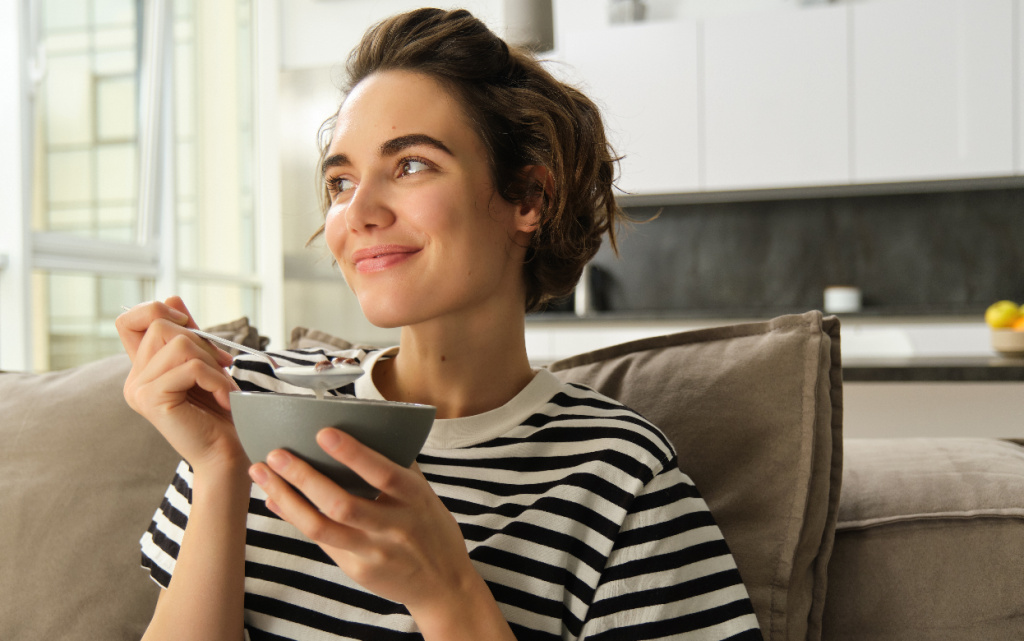 portret-molodoi-sovremennoi-studentki-edasei-hlop-a-s-molokom-i-sidasei-na-divane (1).jpg