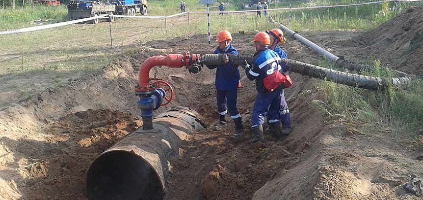 Сборка временного трубопровода для откачки нефти из условно поврежденного участка