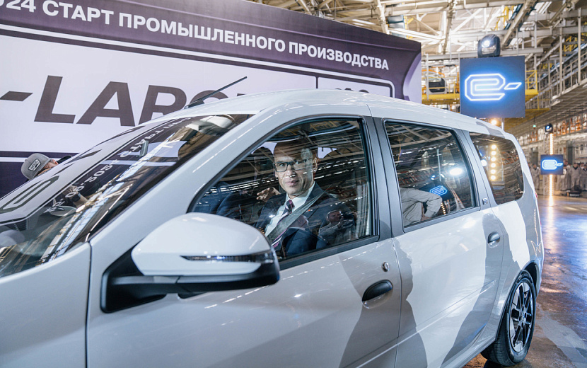 Александр Бречалов призвал водителей Удмуртии соблюдать правила ДТП после того, как в его авто едва не въехал лихач. Фото: Мария Бакланова 