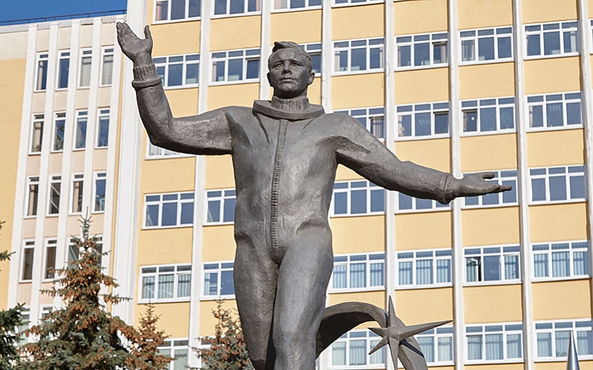 Памятник Юрию Гагарину в Ижевске. Архив редакции