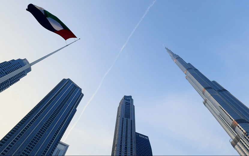 Все стараются сохранять спокойствие и ждут хороших новостей. Фото: Envato Elements