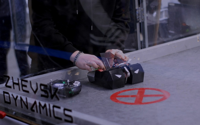 «Живая сталь» по-ижевски: роботы изобретателей со всей России бились на арене. Фото: Карина Пырина