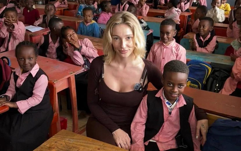 Настя Ивлеева в африканской школе. Фото: личные соцсети героини