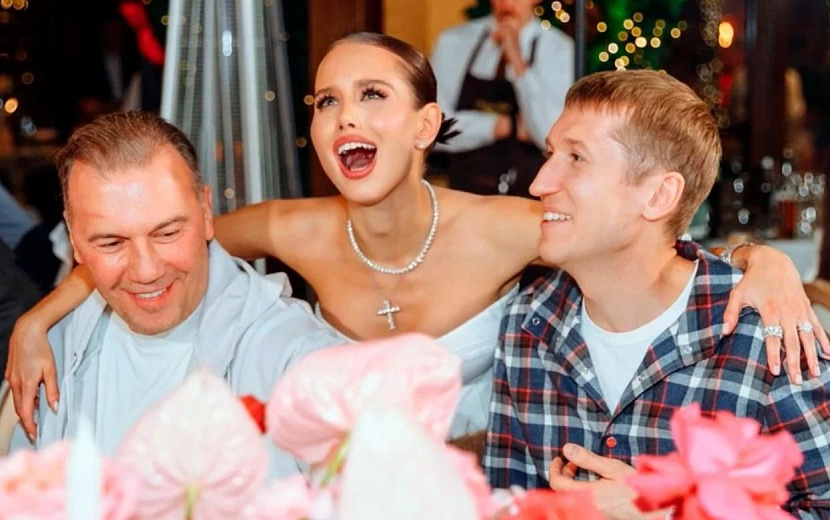 Аврора Киба праздновала 20-летие в компании Влада Дубровского (слева) и миллионера Ивана Семенова (справа). По слухам, в праздник было вложено 30 млн рублей. Фото: Личная страница Авроры Кибы в соцсети  