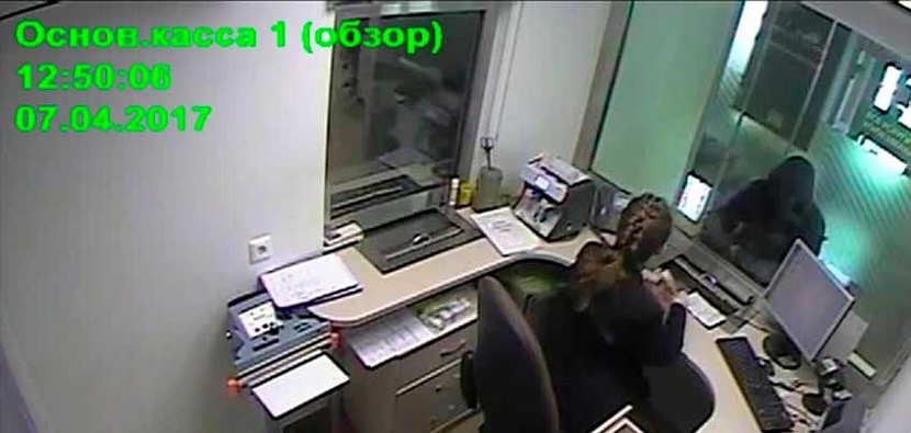 скриншот с камеры наблюдения в банке