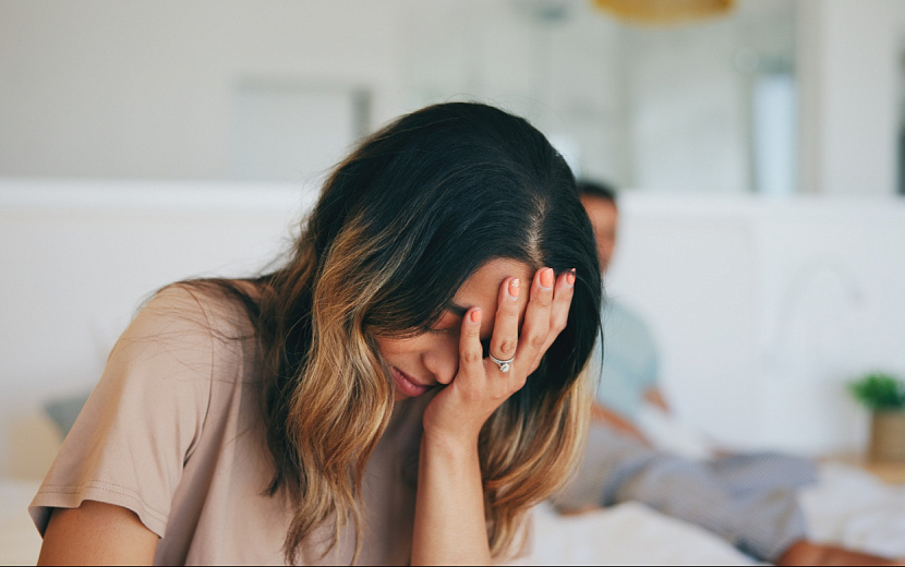 Это чувство может накатить внезапно из-за поведения вашего спутника. Фото: Envato Elements