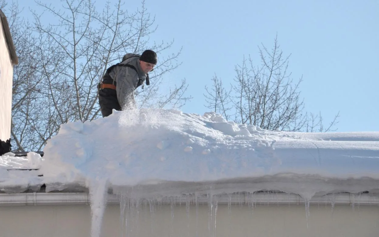 Двое мужчин упали с крыш в Удмуртии при уборке снега