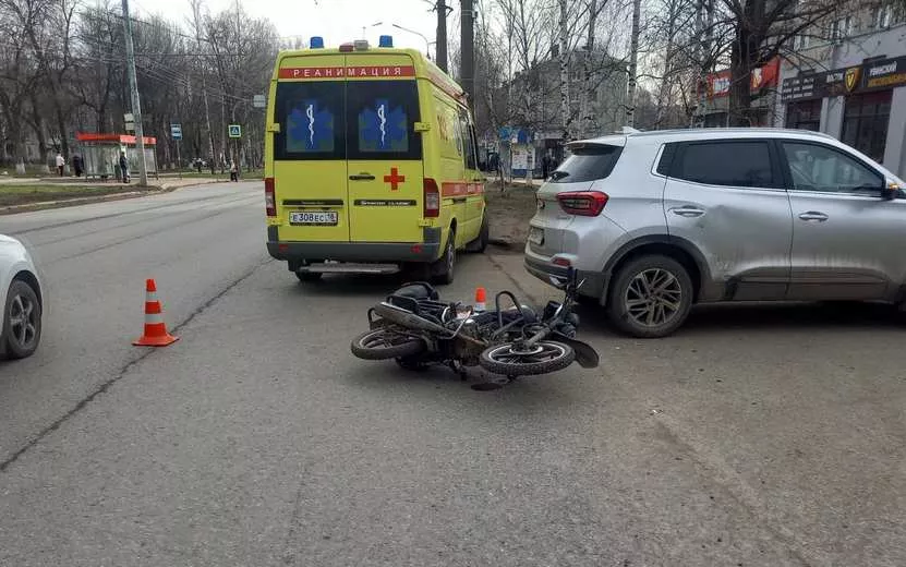 Водитель и 17-летняя пассажирка мопеда пострадали в ДТП в Ижевске
