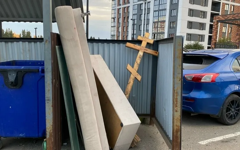 Фотофакт: возле мусорных баков в Ижевске оставили большой деревянный крест