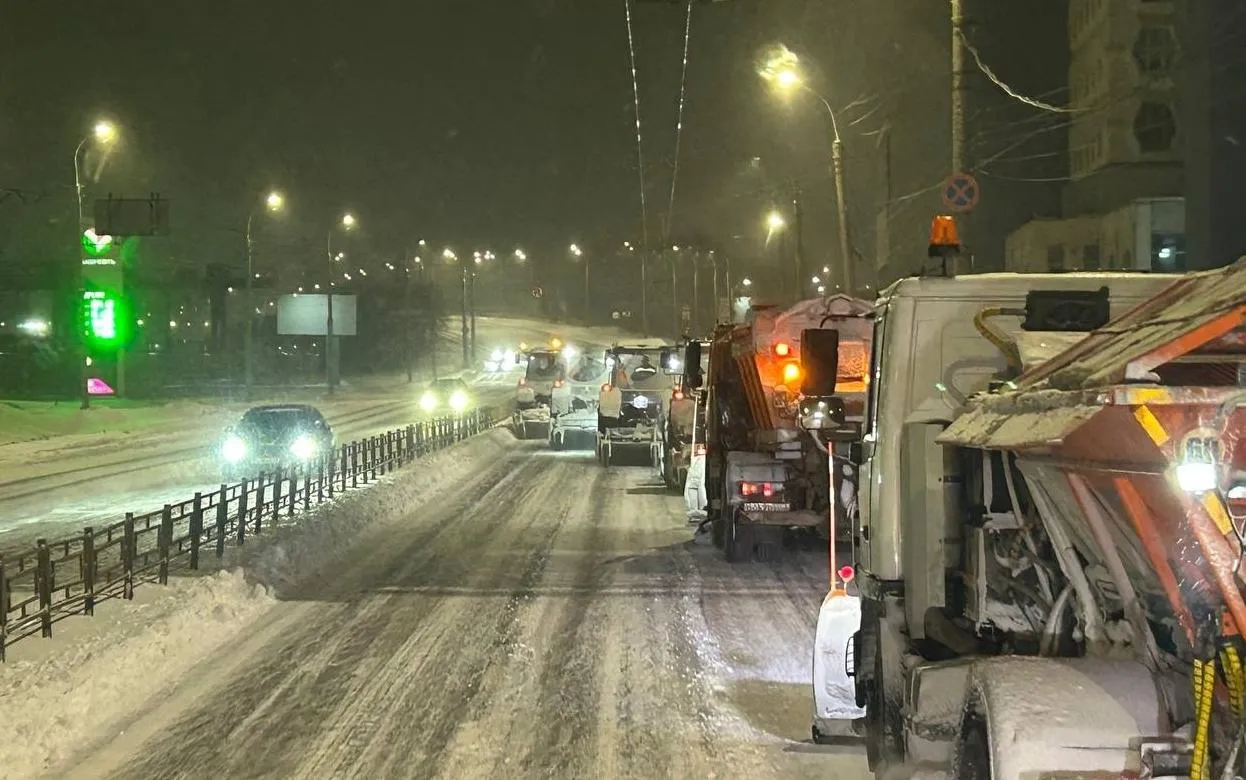 Улицы Ижевска продолжают очищать от снега