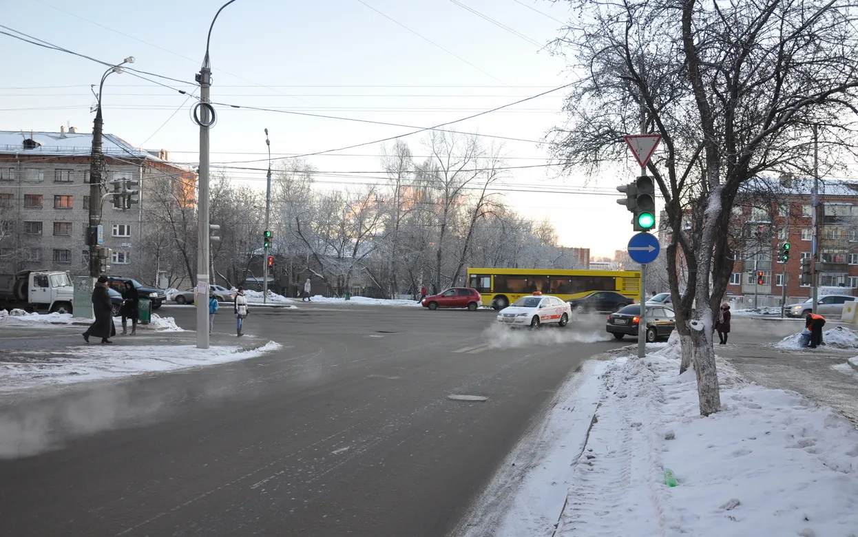 Движение на перекрестке Удмуртская – Лихвинцева ограничили в Ижевске