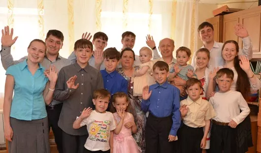 Семья Бабайловых - 18 человек: родители, 14 детей, зять и невестка