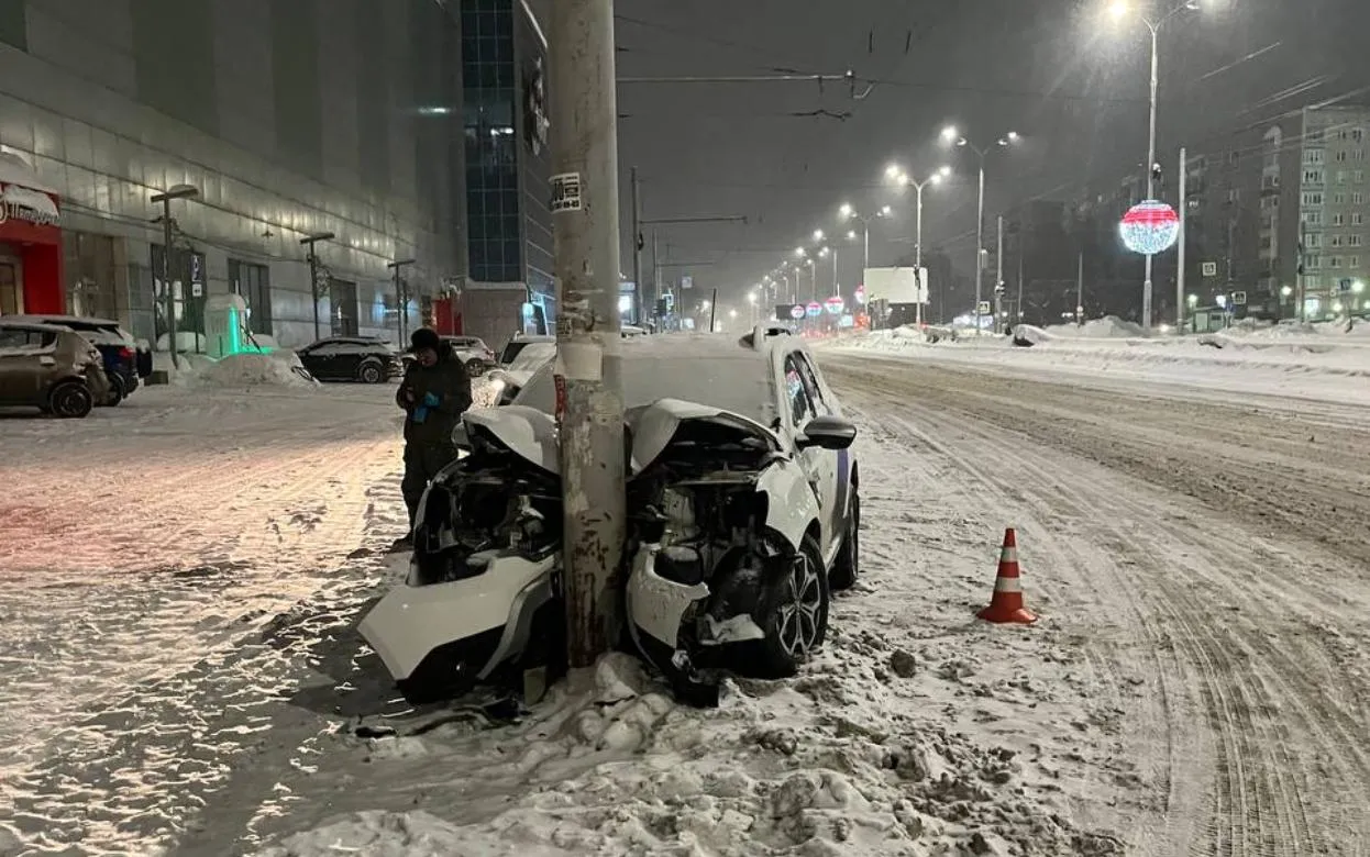 Водитель каршерингого «Рено» и три несовершеннолетних пассажира пострадали в ДТП в Ижевске