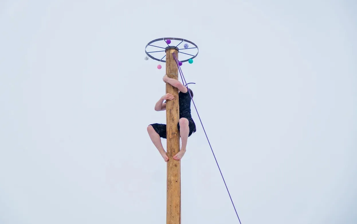 Гора блинов и мужчины на столбе: как прошла Масленица в Ижевске