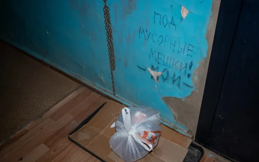 Жизнь с мусором: почему ижевский подъезд на Кооперативной превращается в свалку – и кто за это платит