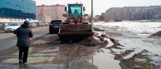 «Затопленный» сейчас участок проспекта Калашников стоит первым в очереди на реконструкцию проспекта и уже проектируется, поэтому капитальный ремонт здесь проводить не будут