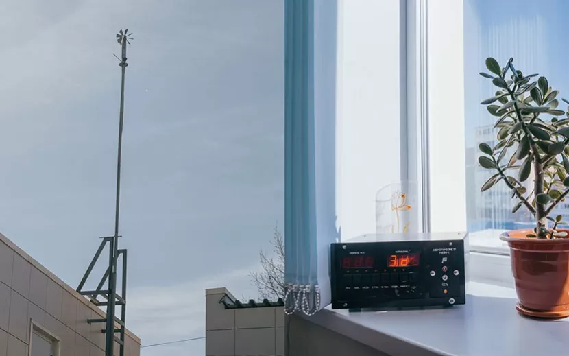 Анеморумбометр – это измерительный прибор для оценки направления и скорости ветра. Он состоит из вертушки, которая устанавливается на улице, и индикаторного устройства, на табло которого можно увидеть показания. Фото: Мария Бакланова