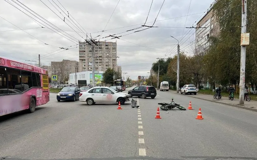 17-летний питбайкер и его пассажирка пострадали в ДТП в Ижевске