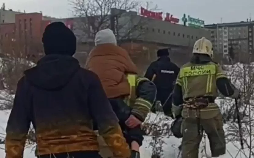9-летний мальчик провалился под лед пруда в Ижевске