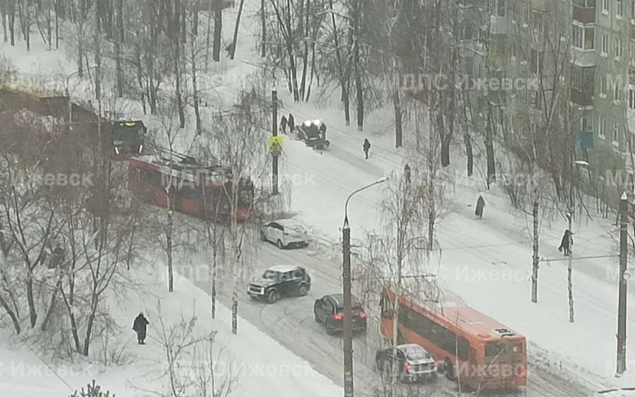 Общественный транспорт не идет по ул. Дзержинского в Ижевске