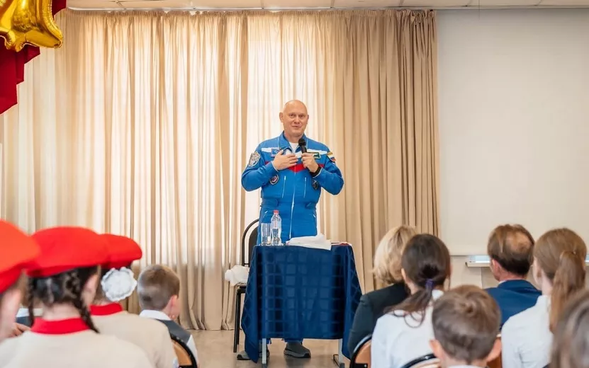 Космонавт Олег Артемьев встретился с учениками школы в Ижевске