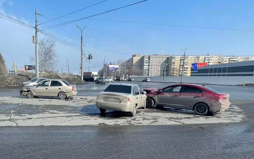 Два человека пострадали в массовом ДТП на перекрестке в Ижевске