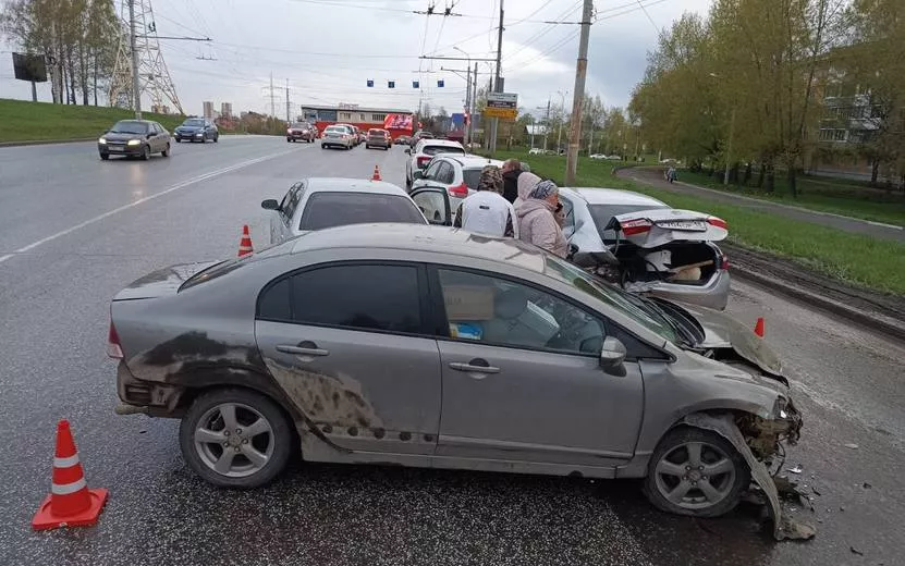 Шесть автомобилей столкнулись на перекрестке в Ижевске