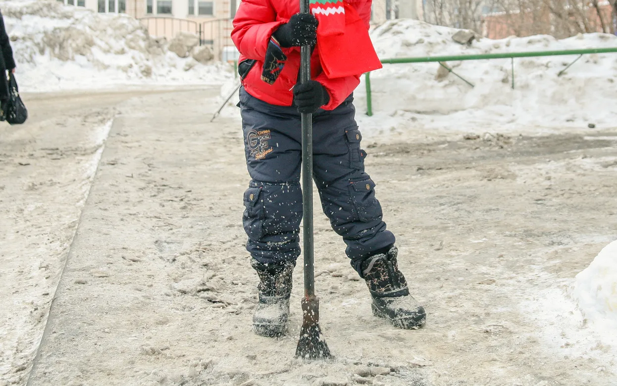 Мэрия Ижевска опровергла информацию о привлечении школьников к уборке снега