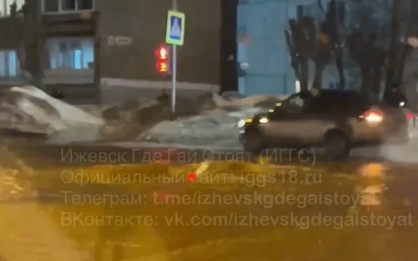 Перекресток улиц Сабурова и Союзной подтопило в Ижевске
