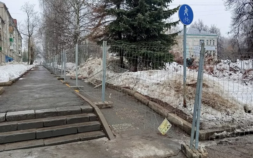 Фотофакт: Аллею счастья начали огораживать забором в Ижевске